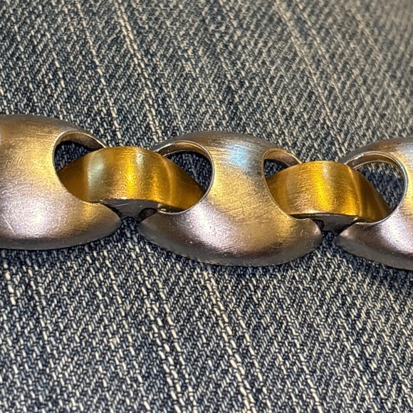 Vintage signed  Trifari gold and silver colored bracelet - Picture 6 of 9